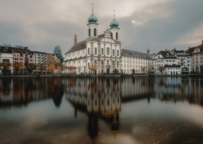 Die Jesuitenkirche St. Franz Xaver ist eine nach Francisco de Xavier benannte Jesuitenkirche am linken Ufer der Reuss in der Altstadt von Luzern.