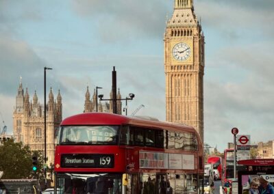 Der Name Big Ben (englisch Kurzform für „grosser Benjamin“) bezeichnet die mit 13,5 t Gewicht schwerste der fünf Glocken des berühmten Uhrturms am Palace of Westminster in London.