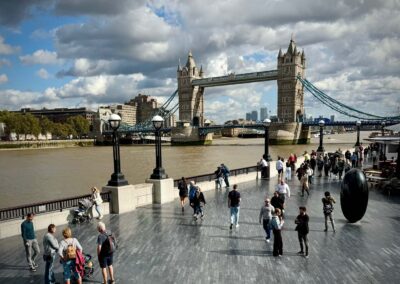 Die Tower Bridge ist eine Straßenbrücke über den Fluss Themse in London und benannt nach dem nahen Tower of London. Sie wurde 1894 eröffnet und verbindet den Stadtbezirk Tower Hamlets auf der Nordseite mit dem Stadtteil Southwark im Stadtbezirk London Borough of Southwark auf der Südseite. Über die Brücke führt die Hauptstraße A 100. Die Tower Bridge ist eine im neugotischen Stil errichtete Klappbrücke und die östlichste Themsebrücke in London.